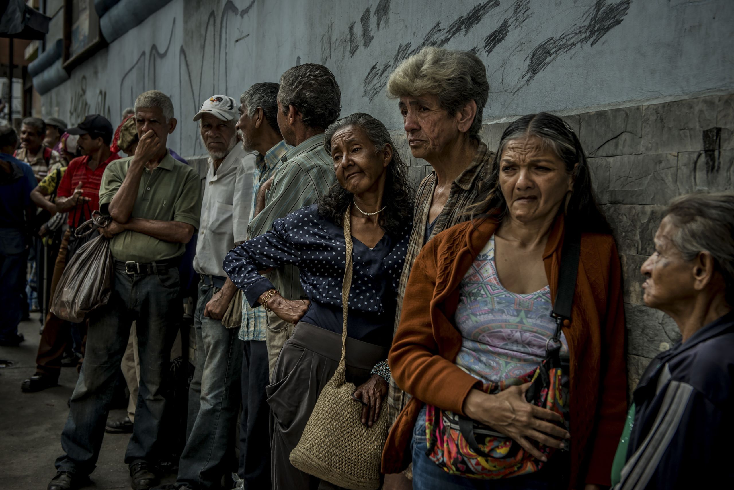 Two women line up for free food at a soup kitchen in Los Teques, Venezuela. Photo: Meridith Kohut/The New York Times/NTB Scanpix